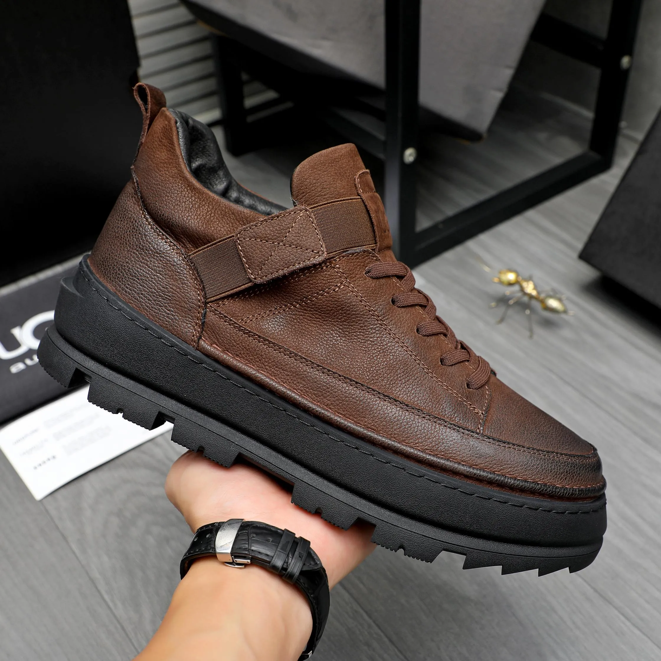 P620 Product trademark: "UGG" Gaobang men's shoes Regular size: 39-44 Product materials: Selected first-layer cowhide upper, wool lining, original outsole